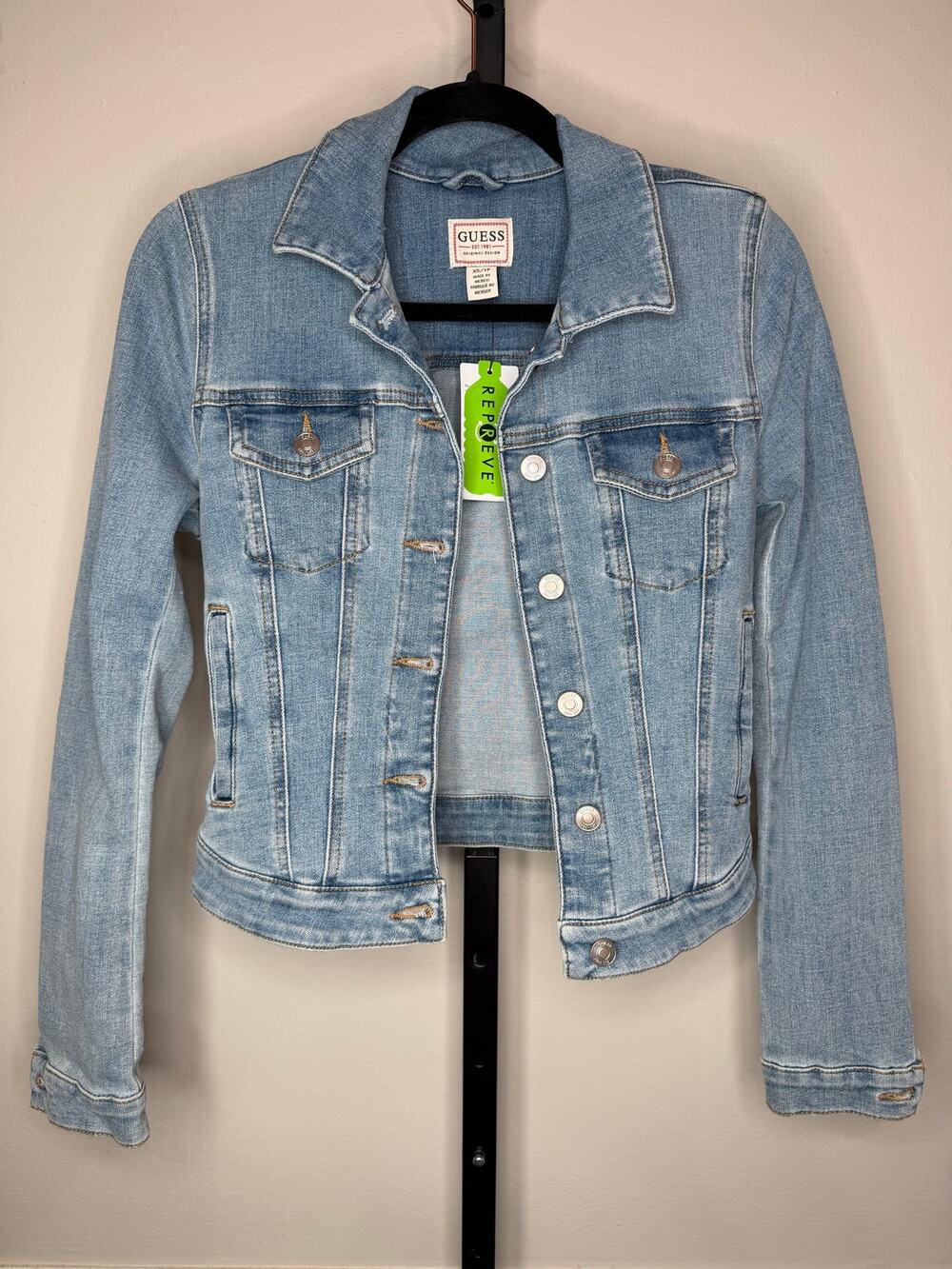 GUESS Women’s XS Light Wash Denim Trucker Jacket Stretch NWT